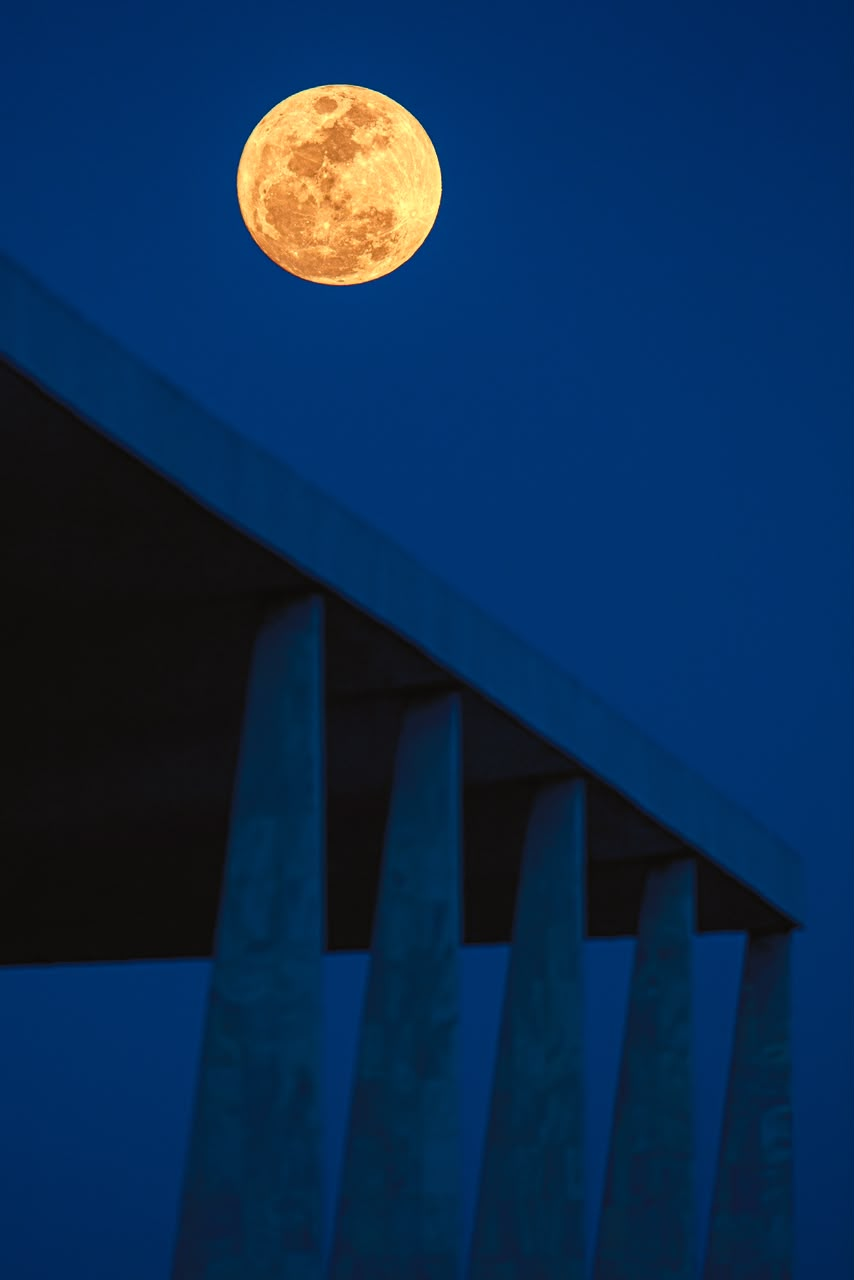 Arquitetura de Brasília sob a lua cheia